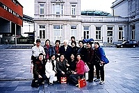 議員李金梅率團前往比利時探望「姆姆」石仁愛修女,不少鄉親都激動得哭出來。(圖:議員李金梅提供)