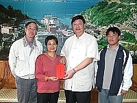 　林嫩金女士（左二）獲選今年度全國模範勞工將赴台表揚，縣長陳雪生特別在行前幫她加油打氣。（圖／文：曹重偉）