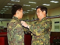 馬防部司令程中將於日前主持士官隊結訓典禮,並親自為結訓學員授階。(圖/文:陳培倫)