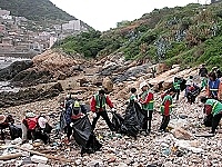 　南竿環保義工會同牛角當地民間團體及鄉親，一起為西面山澳口淨灘，還她原有的清淨風貌。（圖／文：曹重偉）