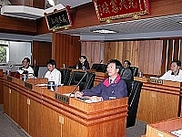 　縣議會第三屆第八次臨時大會召開預備會議，議員們聽取議事組報告。（圖／文：曹重偉）