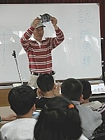 東引國中小邀請社區鄉親引領小朋友認識東引近岸岩礁魚類,及了解各魚種的生態特性。(圖/文:陳其敏)