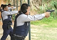 　連江縣警察局昨日在梅石靶場實施九○手槍射擊訓練，圖中員警聚精會神瞄準人像靶，現場槍聲大作，恍如在槍戰現場。（圖／文：張登傑）