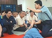　連江縣警察局昨日下午舉辦「綜合逮捕術」訓練課程，幫助員警在瞬息萬變的執勤任務中，能迅速果斷制伏歹徒。（圖／文：張登傑）