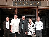 　考試院長姚嘉文（中）及其夫人周清玉（右二）來訪，並為地區公職帶來精采演說。（圖／文：曹重偉）