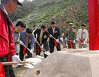 在東引忠誠門前舉行的中柱港擴建及東引垃圾掩埋場工程動土大典。(圖/文:陳其敏)