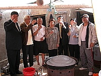 　北竿文協製酒研習，縣長、立委聞香而來共襄盛舉。（圖／文：陳鵬雄）