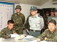 　副總司令趙中將日前由馬防部司令程中將陪同，視導馬防部聯信操演。（圖／文：萬力維）