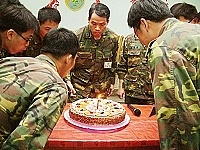 　馬防部參謀長吳將軍於慶生餐會與壽星官兵一同吹蠟燭許願，並恭祝壽星生日快樂。（圖／文：萬力維）