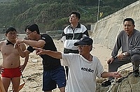　鐵板漁民舢舨在強風巨浪中，有沉船之虞，相關單位緊急投入救援工作。（圖／文：張登傑）