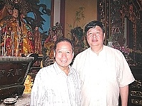 　前航警局長陳瑞添來馬散心，在馬祖境天后宮巧遇縣長陳雪生，也受到地方鄉親的熱情招待。（圖／文：曹重偉）
