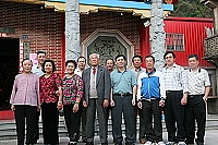 　離開北竿近四十年的后澳分校主任曾昭鐘（前排左四），在聯誼會安排下重回故鄉一遊。（圖：馬祖后澳聯誼會提供）
