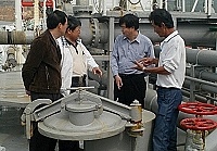 　第四階段緊急運水計畫五月份第一航次昨日抵馬，政風室主任王新鳴在自來水廠人員陪同下採樣檢驗，檢驗結果均符合飲用水水質標準。（圖／文：張登傑）