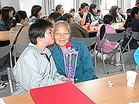 　一束康乃馨、一個吻，雅琪打從心裡感謝依嬤對她的照料與關懷。（圖／文：陳鵬雄）