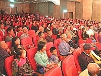 　福建省實驗閩劇院演員賣力演出，主力演員陳洪翔（右一）擔綱多齣戲的主角，演技令在座的鄉親讚賞。（圖／文：曹重偉）