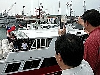 　福建省實驗閩劇院搭乘金龍輪離馬，縣長陳雪生、文化局長邱金寶等人到碼頭送行。（圖／文：曹重偉）
