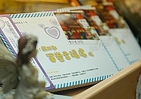 　小貓姐姐與小勇新書「國防部軍眷幸福處收」，馬祖也買得到。（圖／文：張登傑）