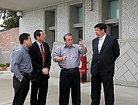 　民航局長張國政與縣長、立委就南竿機場改善規劃在現地討論。（國／文：曹重偉）