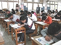 　銘傳大學公共事務學系碩士在職專班連江班第二屆招生，圖為考生參加筆試的情形。（圖／文：曹重偉）