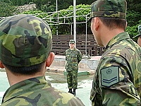 　馬防部副司令戴將軍日前實施離營宣教，休假官兵皆聚精會神聆聽副司令宣導休假安全注意事項。（圖／文：萬力維）