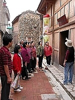 　慶祝母親節，馬港媽媽們一起健行到津沙，並欣賞聚落老屋回春再利用情形。（圖／文：曹重偉）