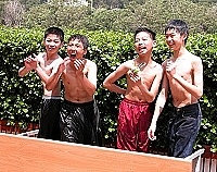 　中正國中小母親節義賣園遊會裡，某班為吸引顧客，推出「砸一送三大回饋」。（圖與文：曹重偉）