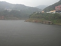 　勝利水庫雨中即景，豆點大的雨珠宣洩而下，「乾旱指標」也漸漸沒入水中。（圖／文：曹重偉）