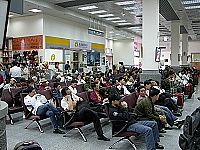 　南竿機場這兩天關場，滯留候機旅客都在枯坐打盹，其中一位不斷看錶、表情木然。（圖／文：曹重偉）