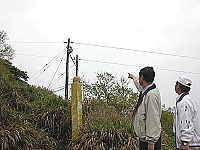 　支撐大坵架空電線的木製電桿已逾三十年，台電人員前往會勘研究可行改善方案。（圖／文：陳鵬雄）