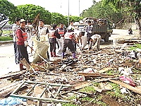 　福澳村白馬尊王廟旁長年髒亂不堪，環保局與軍方動員人力物力一次清除。（圖／文：曹重偉）