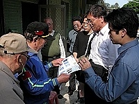 身障重建中心人員宅配服務!前往榮民之家詢問榮民伯伯們有否輔具之需求,並說明是免費服務。(圖/文:曹重偉)