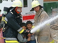 　塘岐附幼戶外教學到消防隊，小朋友親自上場體驗大水槍的威力。（圖／文：陳鵬雄）