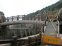 東引北海坑道防波堤上的欄杆進行修建,遊客請不要登上天橋。(圖/文:陳其敏)