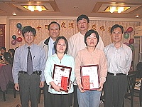 　縣長陳雪生表揚今年度護士節兩位優良護士，分別是縣立醫院的游桂香及國軍馬祖醫院劉嘉麗。（圖／文：曹重偉）