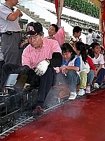 　火車闖關活動熱鬧滾滾，林松雄操控小火車歡喜出站，第一次坐火車，小朋友們都相當興奮。（圖／文：曹重偉）