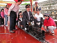 　小火車魅力難擋！縣長陳雪生親自擔任駕駛員載小朋友們歡樂出站。（圖／文：曹重偉）