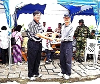 一九四旅舉辦母親節懇親健行活動,駐地鄉長頒贈部隊加菜金,以表示對本部籌辦本次活動的感謝之意,並慰勉駐軍官兵平日戰備任務辛勞。(圖/文:劉駿輝)