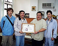 　體育會理事長陳明生代表體委會主委陳全壽，致贈感謝狀給前任理事長陳振清，感謝陳振清任內對於馬祖體育的貢獻。（圖／文：張登傑）