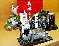　地區業者結合景點與藝術，推出三款「馬祖風情」手機座。（圖／文：張登傑）