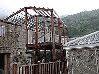 　芹壁聚落保存區出現鋼骨結構修古厝的新工法。（圖／文：陳鵬雄）