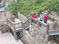 　北竿鄉代會鄉政考察，代表們瞭解橋仔漁村展示館擴建內容。（圖／文：陳鵬雄）