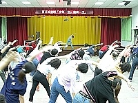 　夏日減重班「有氧一身、健康一生」，有氧舞蹈教學熱力登場，大家專心依陳韋伶講師的示範做動作。（圖／文：曹重偉）