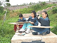　努力發揮實力，校際繪畫比賽小小畫家們好不辛苦。（圖／文：林冰芳）