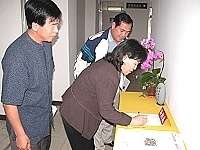 　縣議會第三屆第七次定期大會開議，議員李金梅、陳書建、劉榮華進行簽到。（圖／文：曹重偉）