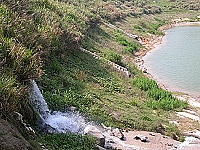 　梅雨鋒面帶來降雨，北竿板里水庫收取環島北路地表水，水位持續上升中。（圖／文：陳鵬雄）