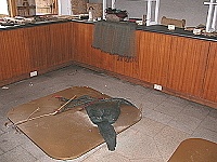 　橋仔漁村展示館因無人管理，展示內容是一團亂。（圖／文：陳鵬雄）