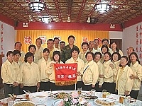 馬防部司令程中將於餐會後與團員合影留念,感謝彰化縣無極勝安宮勞軍團不辭辛勞蒞部慰問。(圖/文:陳培倫)