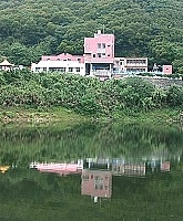 　勝利水庫的「乾旱指標」終於完全淹沒，水面浮現的是美麗的青山建物倒影。（圖／文：曹重偉）