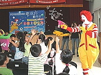 　超級宣傳大使麥當勞叔叔在遊戲中教導小朋友們如何預防腸病毒及登革熱。（圖／文：林冰芳）