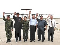 　前馬防部司令程士瑜榮調，縣長陳雪生特別致贈榮譽縣民證；行前與地區軍政首長一起「揮別馬祖」，新任司令陸小榮（左三）全程陪同。（圖／文：曹重偉）